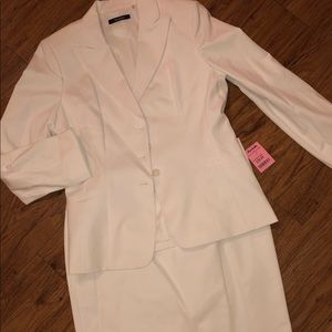 Tahari woman’s suit
